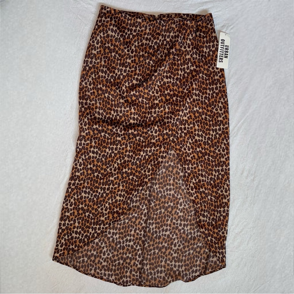 Urban outfitters leopard print midi skirt with side slit
Size S